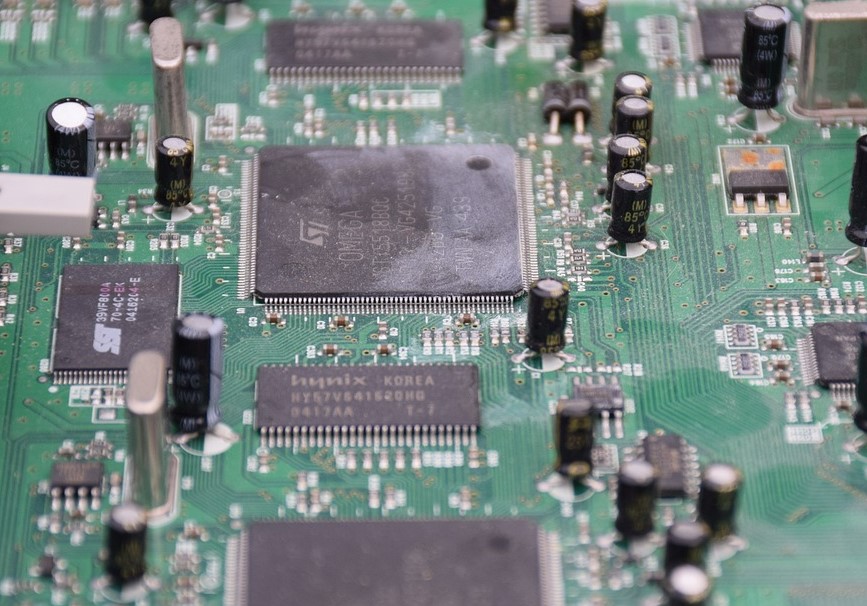 英飞凌代理商告诉你什么情况下需要芯片替代，有什么利与弊呢